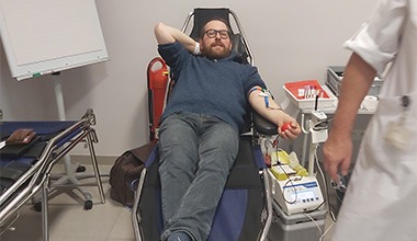 citribel-employee-giving-blood-to-red-cross